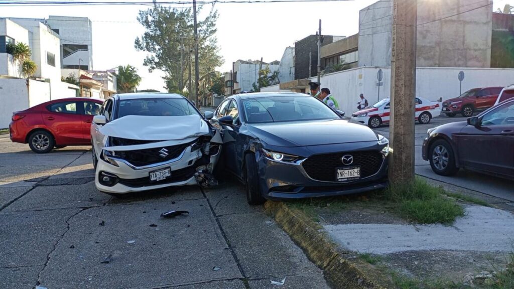 Encontronazo en la Colonia Petrolera de Coatzacoalcos deja daños por más de 120 mil pesos 
