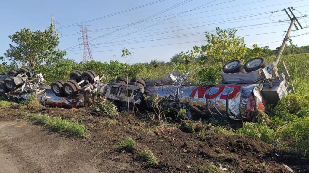 Vuelca tractocamión cargado de Azufre sobre la autopista Cosoleacaque – Nuevo Teapa.
