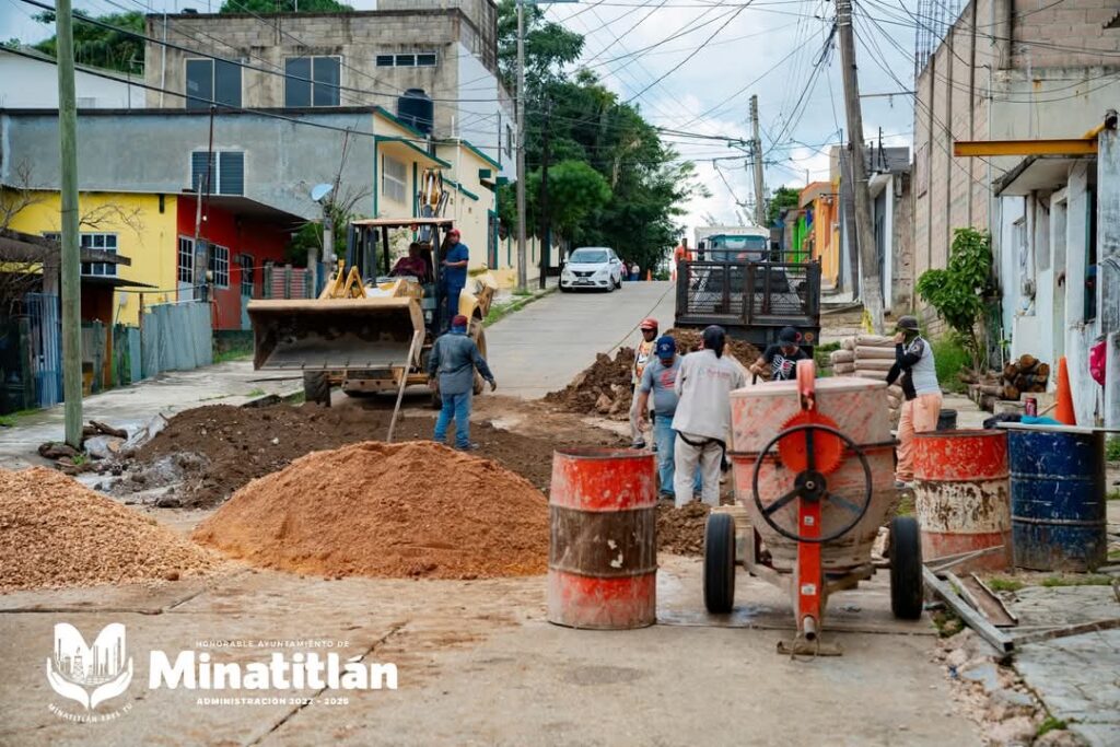Llevan a cabo trabajos de Reparación de losas en la Calle Lázaro Cárdenas, Colonia Guayacanal de Minatitlán.