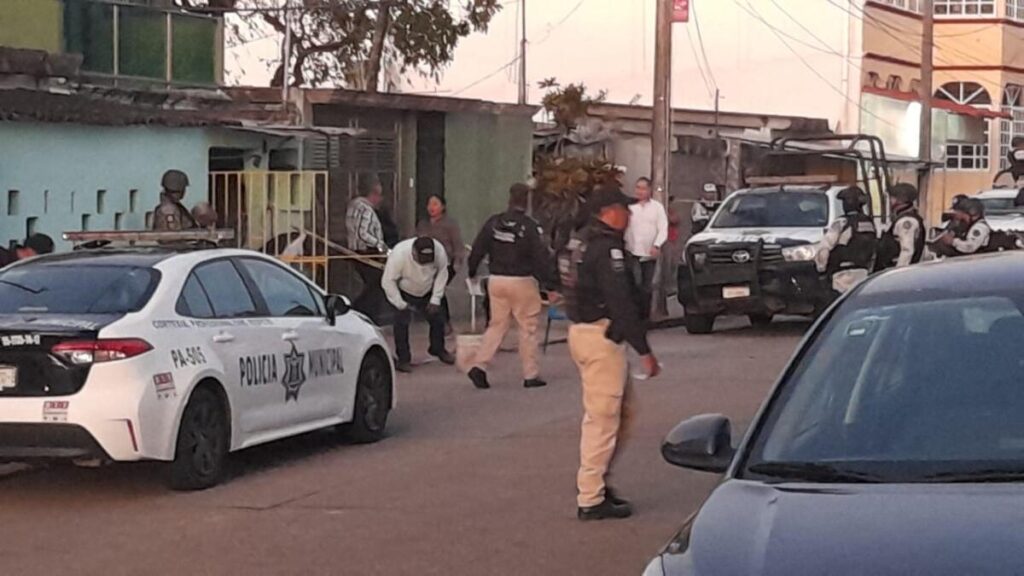 VIDEO: Hombre pierde su mano tras recibir un paquete 3xpl0sivo en la colonia Tierra y Libertad de Coatzacoalcos.