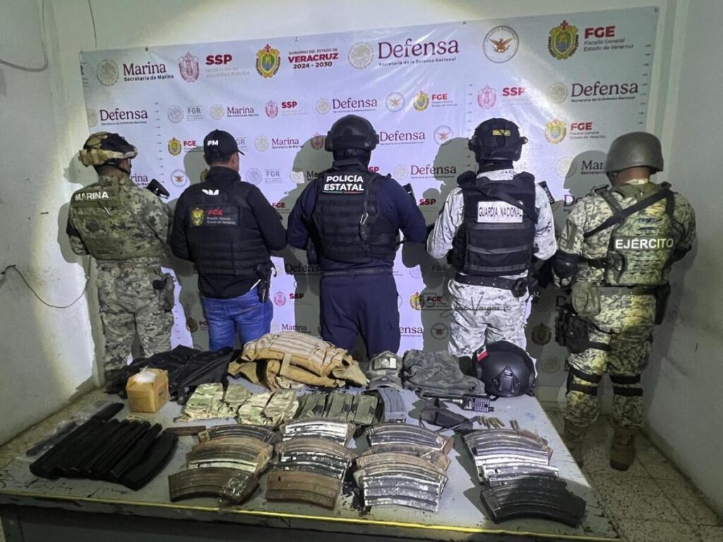 Aseguran @rm4s y equ¡p0 táct¡c0 en vivienda de Sayula de Alemán.