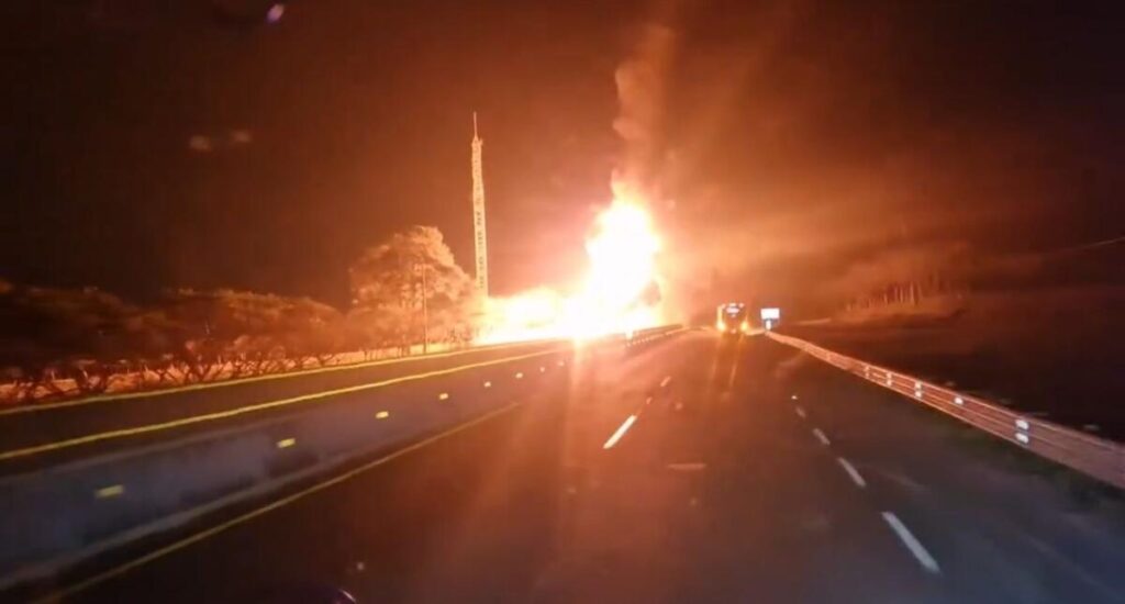 Incendio de autotanque paralizó por varias horas la autopista La Tinaja – Cosoleacaque en el sur.