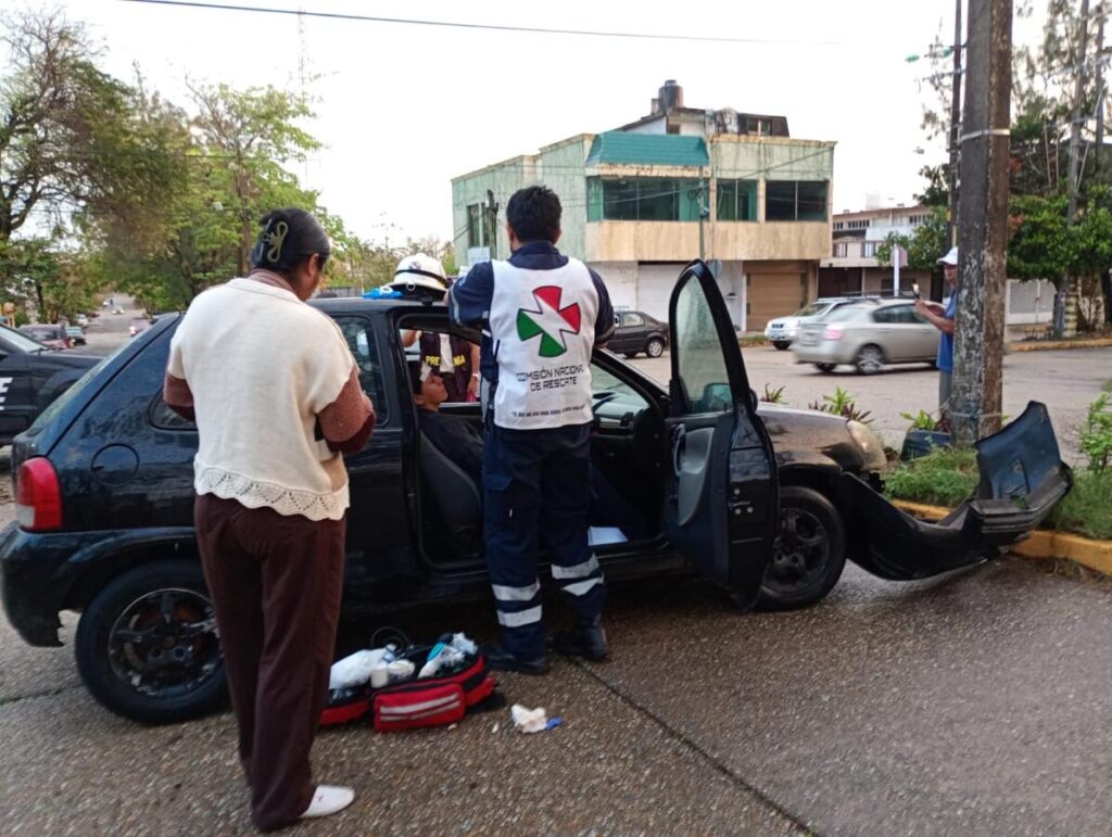 Choque lesiona a embarazada en el centro de Coatzacoalcos.