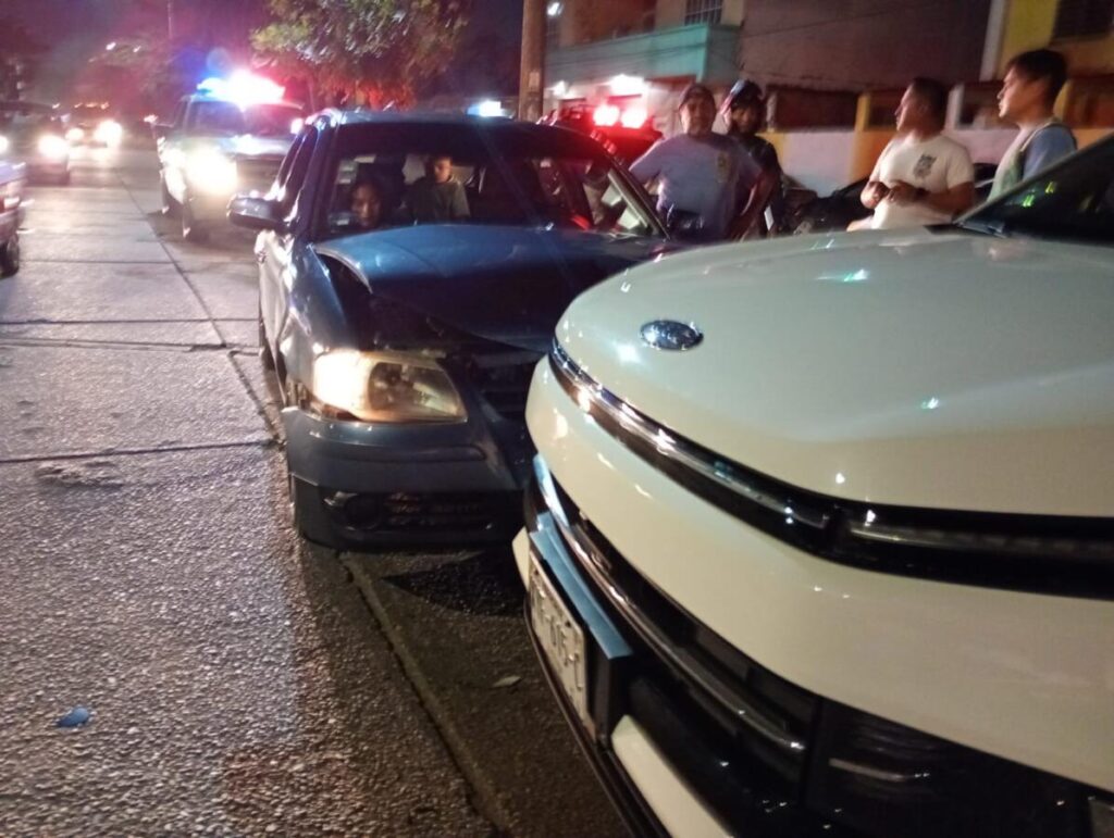 VIDEO : Dama provoca accidente en el centro de Coatzacoalcos.