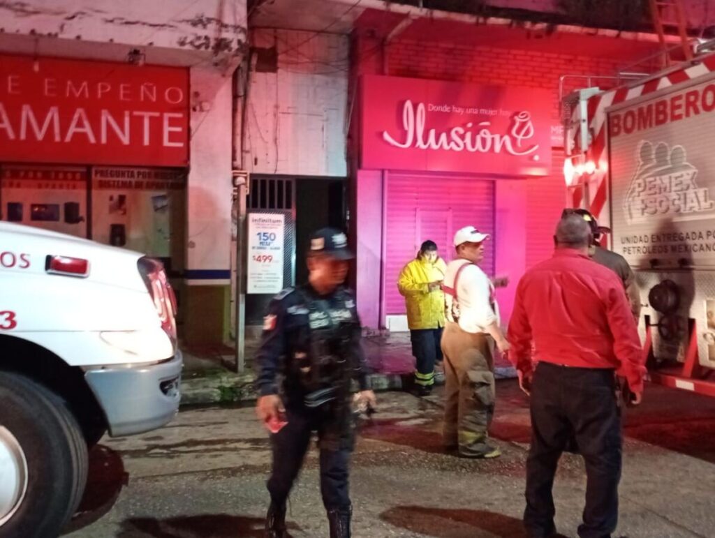 VIDEO: Masculino se quedó dormido con un cigarro en mano e incendió su departamento en el centro de Coatzacoalcos. VIDEO: Masculino se quedó dormido con un cigarro en mano e incendió su departamento en el centro de Coatzacoalcos.