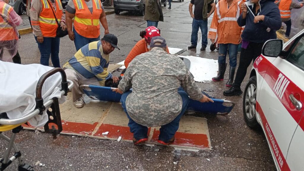 Cae estructura sobre trabajadora de limpia pública en Coatzacoalcos. Cae estructura sobre trabajadora de limpia pública en Coatzacoalcos.
