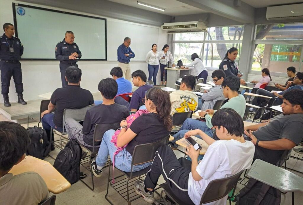 Policía Municipal de Cosoleacaque imparte pláticas de seguridad a jóvenes.