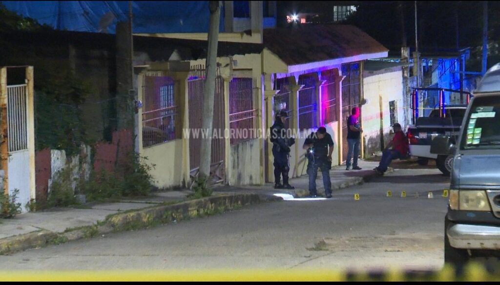 At@c@n a b@l4z0s camioneta que estaba en un domicilio de Minatitlán.