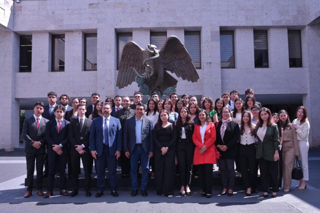 Atiende presidente de la Jucopo a estudiantes de Derecho.