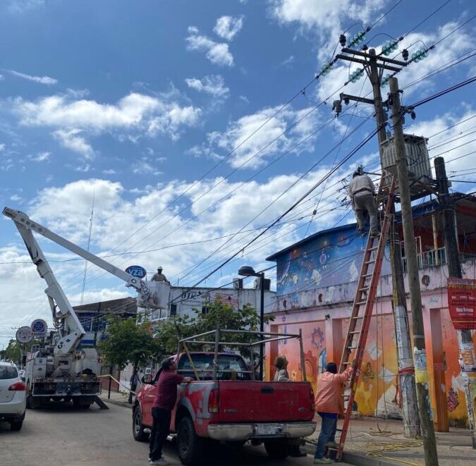 Atiende Alumbrado Público de Cosoleacaque, un corto circuito en la cabecera municipal. Atiende Alumbrado Público de Cosoleacaque, un corto circuito en la cabecera municipal.