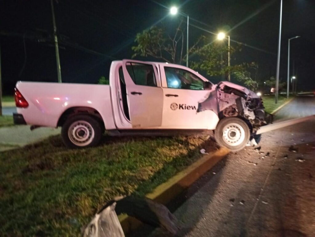 Abandona camioneta accidentada sobre Av. Universidad de Coatzacoalcos