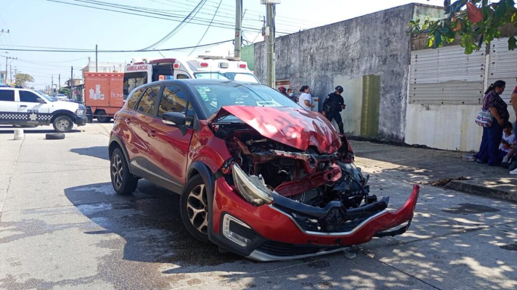 Aparatoso accidente deja varios lesionados en la Col. Puerto México en Coatzacoalcos