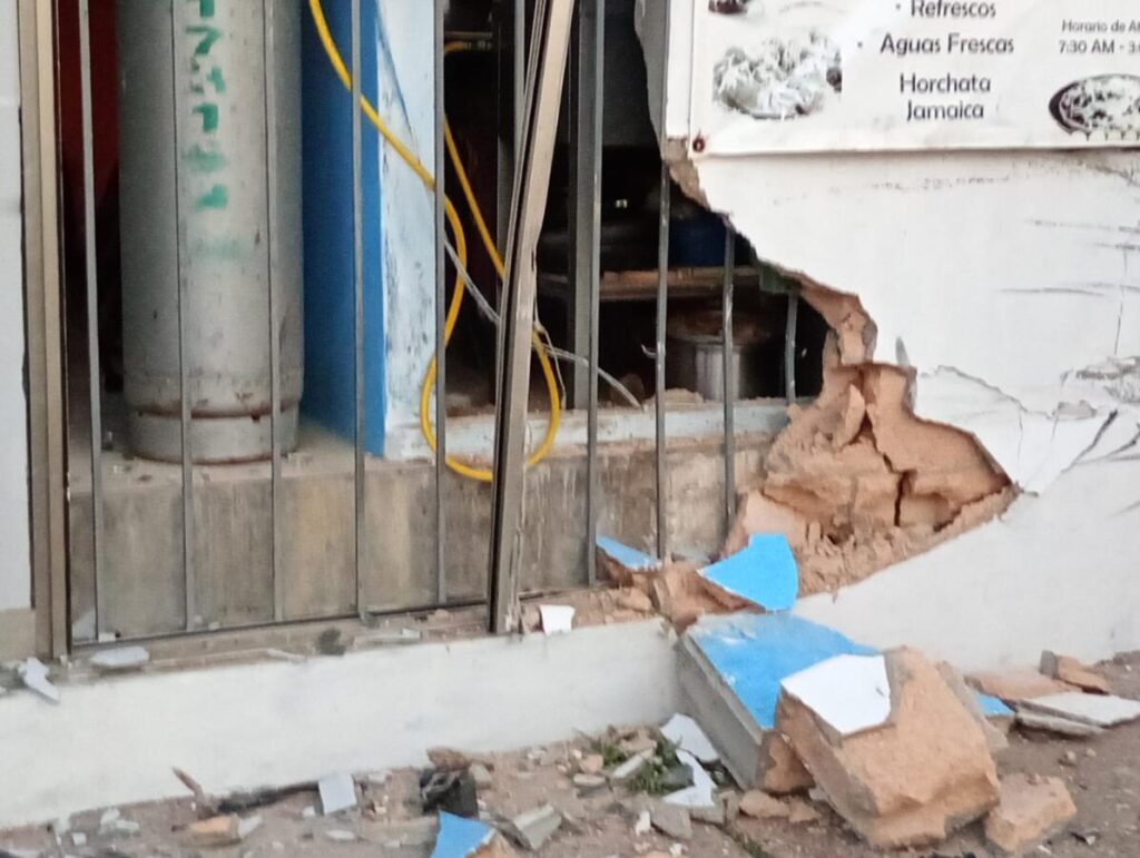 Camioneta sin frenos impactó contra local en Puerto Esmeralda de Coatzacoalcos