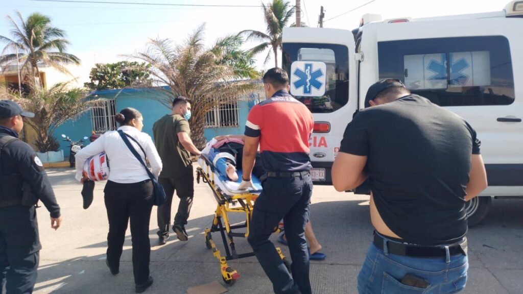 Particular derriba a motociclista, en la colonia Puerto México de Coatzacoalcos