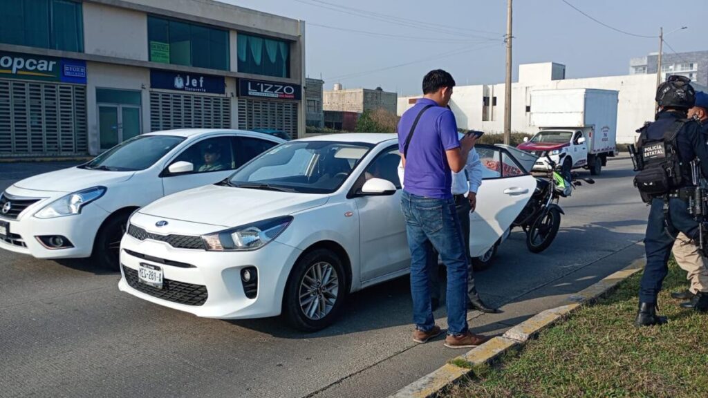 Choca moto contra auto, en el Malecón de Coatzacoalcos Choca moto contra auto, en el Malecón de Coatzacoalcos