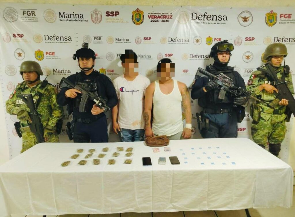 Detienen a dos hombres por presunta venta de droga en Las Choapas.