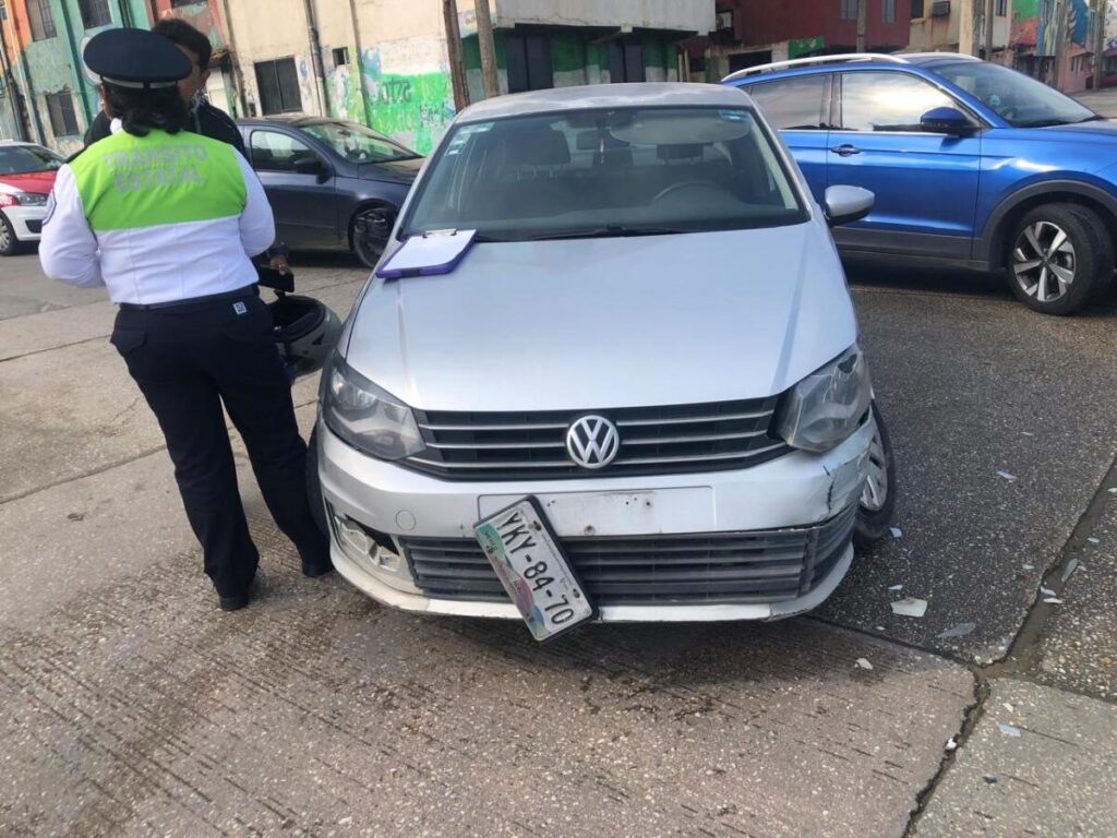VIDEO: Dama provoca colisión en la colonia Playa Sol de Coatzacoalcos.
