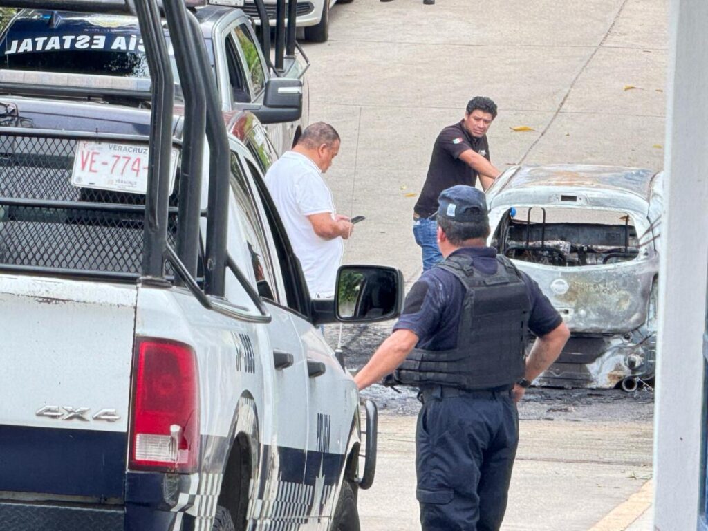 VIDEO | Calcinan a una persona al interior de un vehículo en Minatitlán. VIDEO | Calcinan a una persona al interior de un vehículo en Minatitlán.