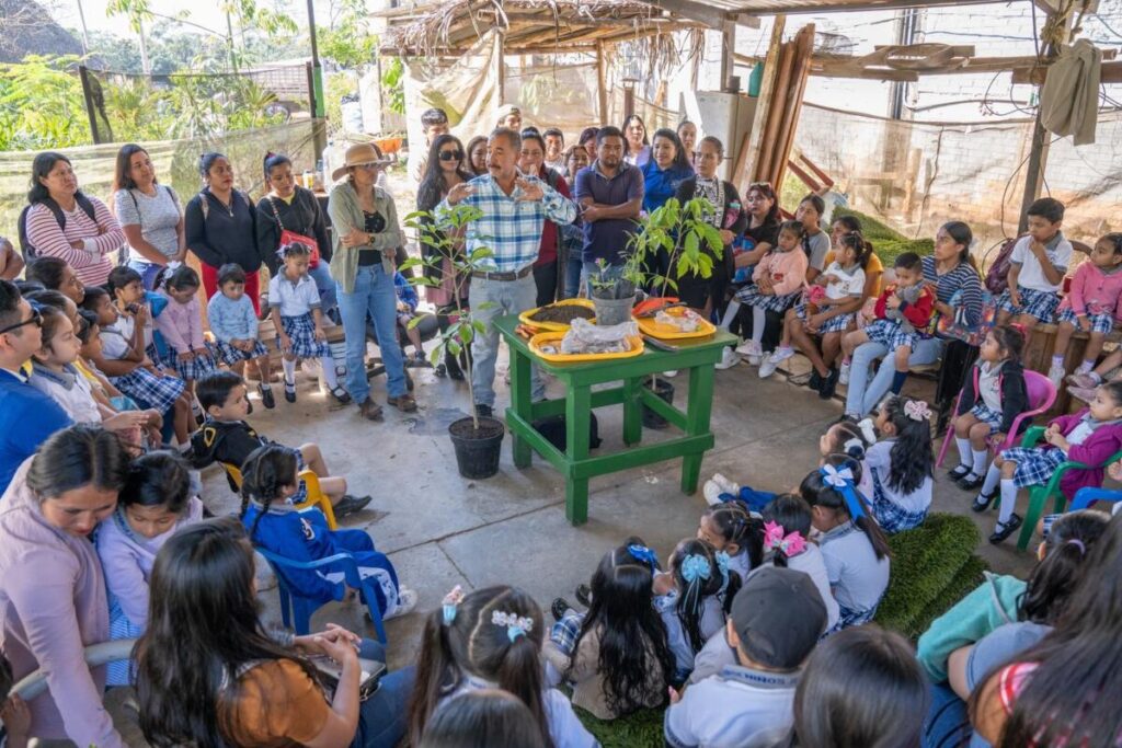 Alumnos del preescolar Jean Piaget exploran el vivero municipal de Cosoleacaque.