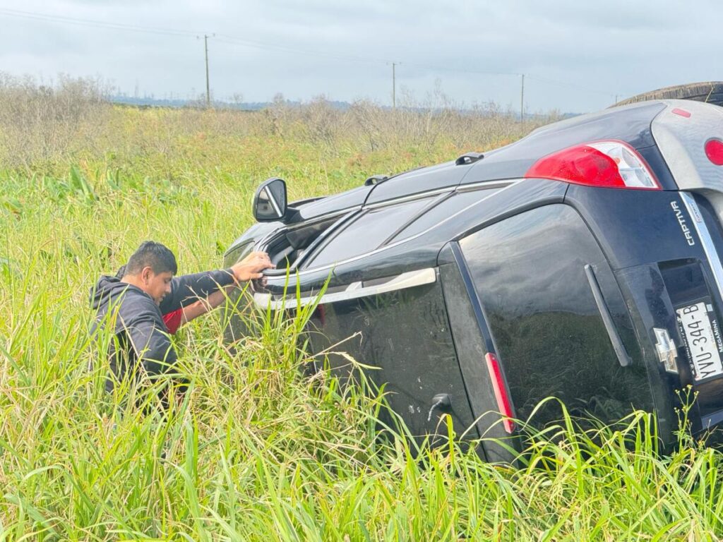 VIDEO | Camioneta termina volcada sobre la carretera Las Matas; trabajadores de compañía rescatan a la conductora.