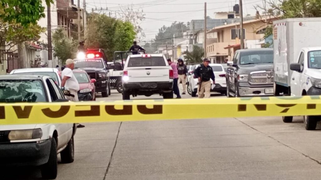 VIDEO: Por celos hombre intentó apuñalar y matar a su pareja en la colonia Puerto México de Coatzacoalcos
