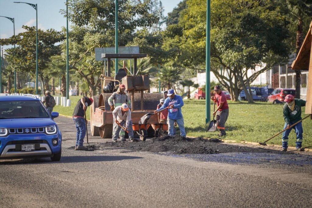Gobierno de Cosoleacaque realiza trabajos de bacheo en la carretera Transístmica.