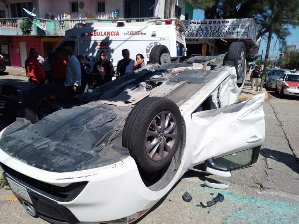 Aparatoso accidente en calles de la colonia María de la Piedad en Coatzacoalcos. Aparatoso accidente en calles de la colonia María de la Piedad en Coatzacoalcos.