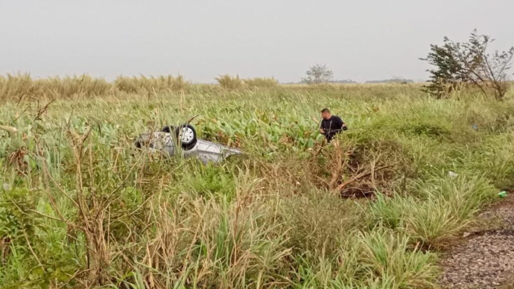 VIDEO | Masculino pierde la vida tras volcarse en la carretera Transístmica Coatzacoalcos- Minatitlán. VIDEO | Masculino pierde la vida tras volcarse en la carretera Transístmica Coatzacoalcos- Minatitlán.