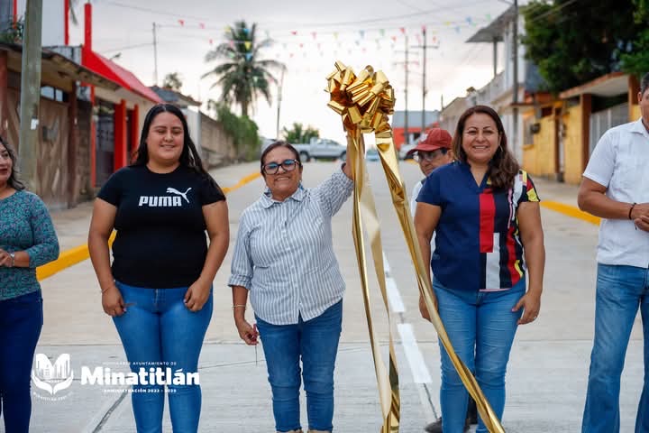 VIDEO | Inaugura Carmen Medel obra de pavimentación en la colonia Luis Echeverría de Minatitlán. VIDEO | Inaugura Carmen Medel obra de pavimentación en la colonia Luis Echeverría de Minatitlán.