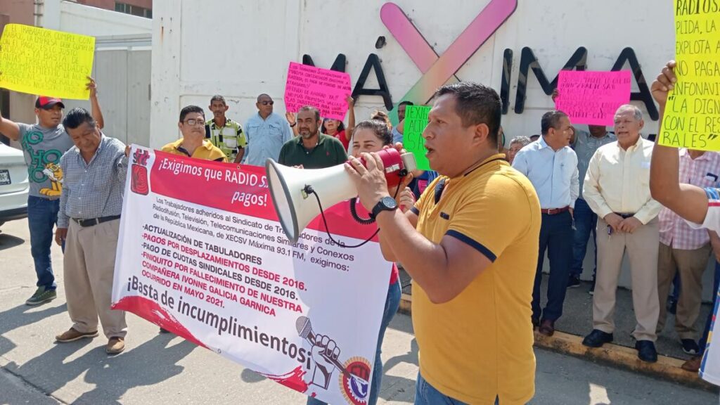 VIDEO : Protestan trabajadores sindicalizados de Máxima 93.1 FM en Coatzacoalcos.