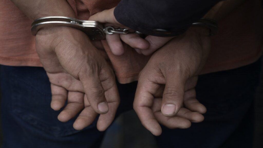 El Salvador ofrece a EE.UU. recibir migrantes deportados y presos estadounidenses.