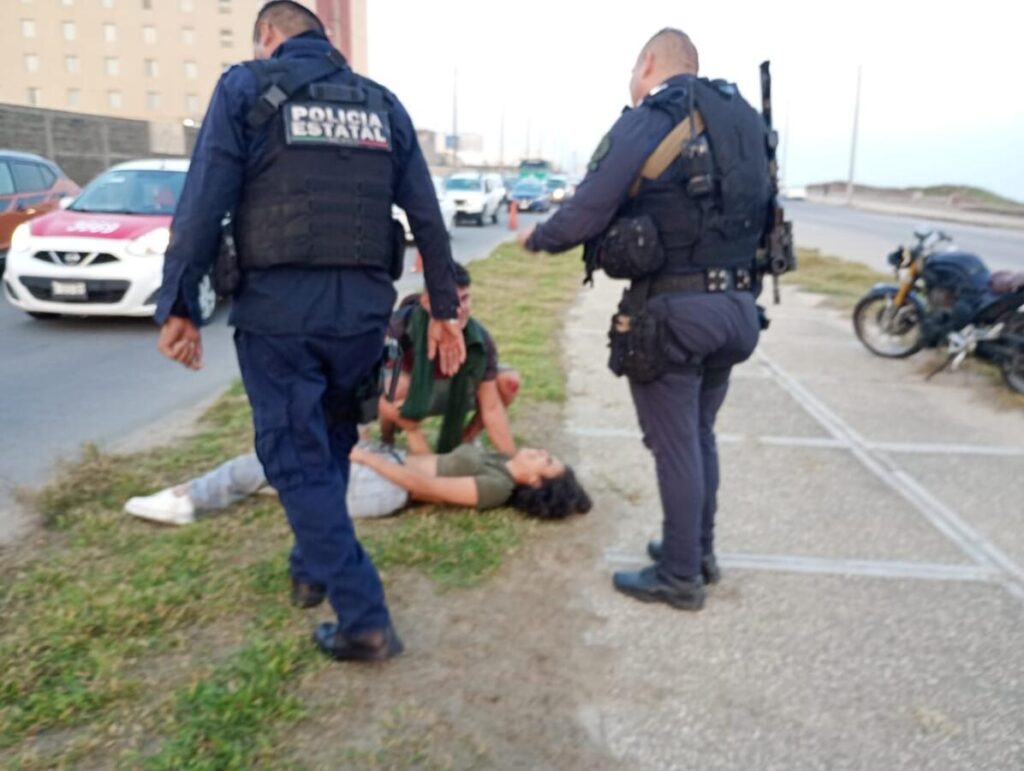Pareja alcoholizada derrapa en su motocicleta sobre el Malecón Costero de Coatzacoalcos.