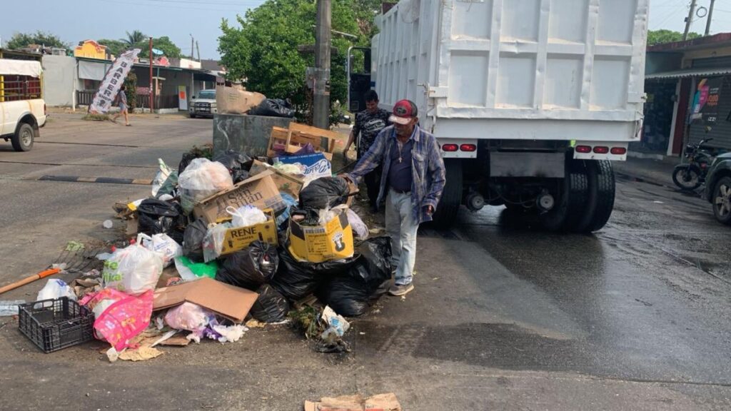 Retiran basura de calles, banquetas y camellones que no son puntos de recolección en Coatzacoalcos. Retiran basura de calles, banquetas y camellones que no son puntos de recolección en Coatzacoalcos.