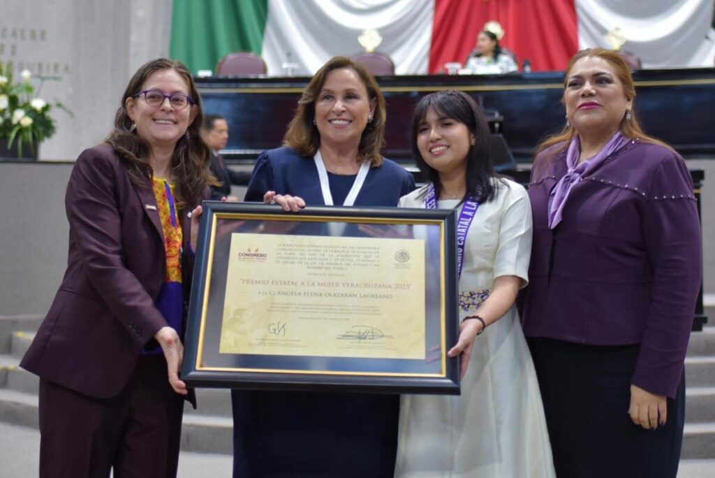 Entrega Congreso de Veracruz Premio Estatal de la Mujer a la mejor estudiante del mundo.