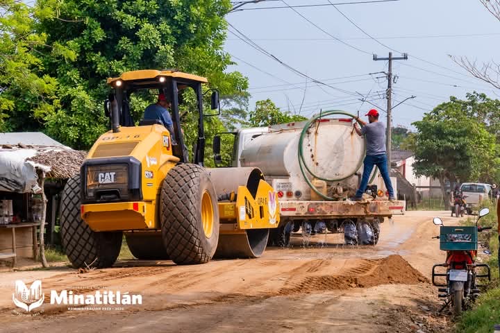 Maquinaria del Ayuntamiento de Minatitlán Transforma el Camino Principal de Chichigapa a Villa Las Flores. Maquinaria del Ayuntamiento de Minatitlán Transforma el Camino Principal de Chichigapa a Villa Las Flores.