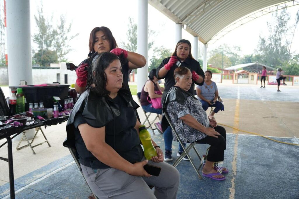 En el municipio de Cosoleacaque, las brigadas de belleza gratuitas continúan Cerca De TI.