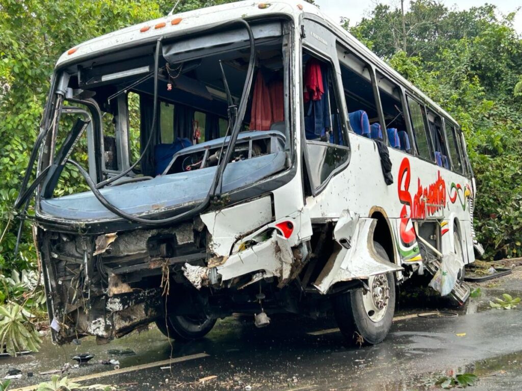 VIDEO: Se volcó autobús de pasajeros en la carretera Costera del Golfo; una persona fallecida y siete heridos.