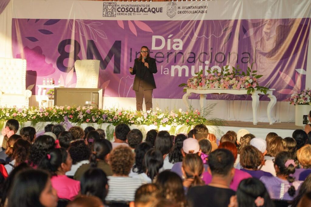 Exitosa presentación de Saskia Niño de Rivera en el municipio de Cosoleacaque.