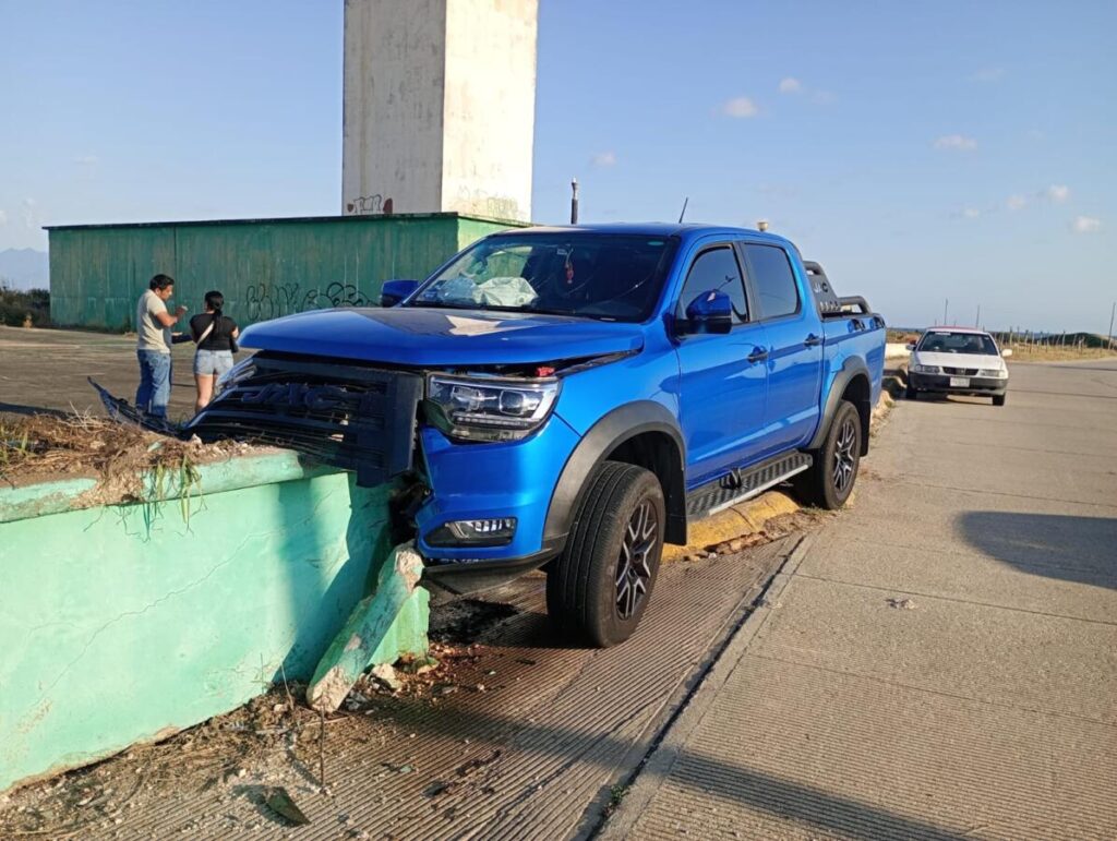 Conductor pierde el control y se impacta contra jardinera en la colonia Maradunas en Coatzacoalcos. Conductor pierde el control y se impacta contra jardinera en la colonia Maradunas en Coatzacoalcos.