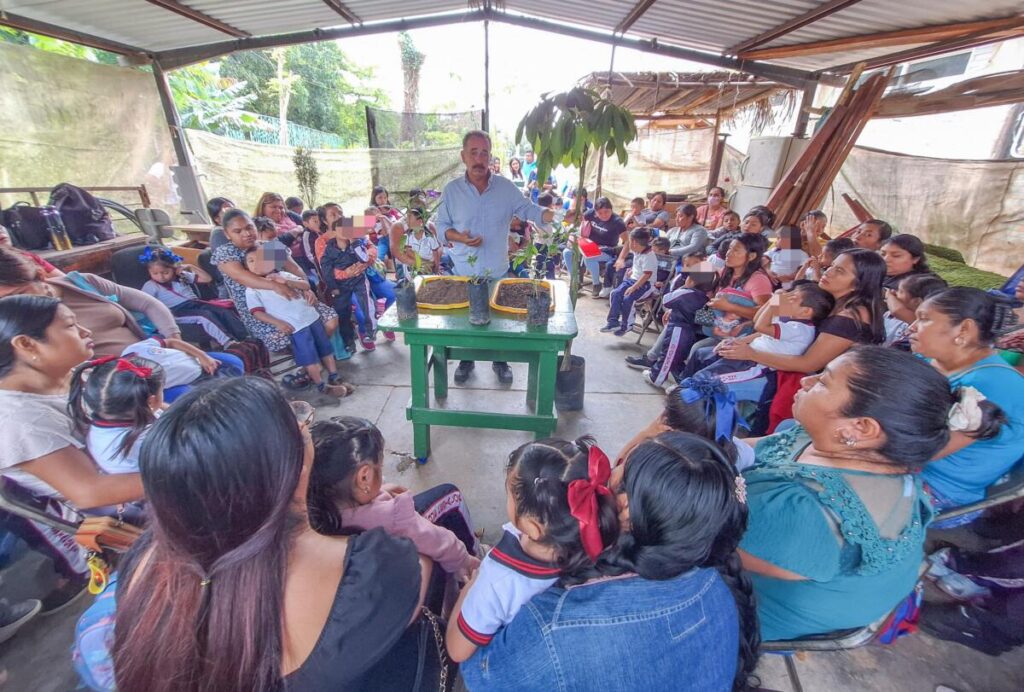 Estudiantes de Zaragoza visitan el vivero municipal de Cosoleacaque.