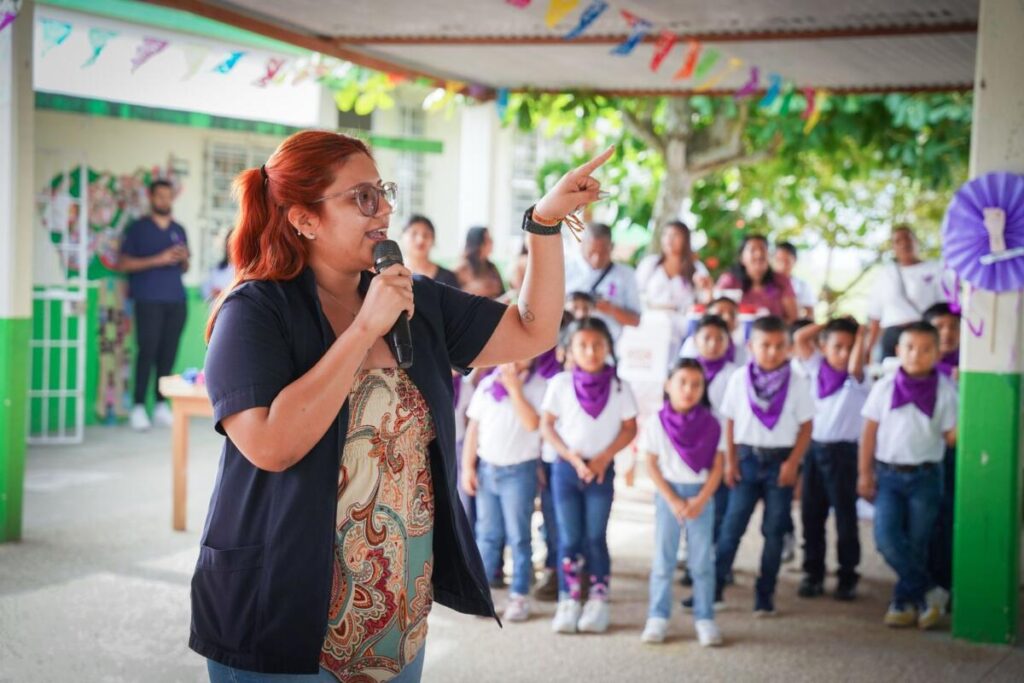 Lleva Unidad Médica de Cosoleacaque sesiones educativas sobre cáncer de mama, a las escuelas.