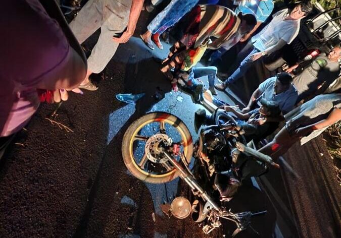 Fuerte choque entre motocicletas deja seis lesionados, entre ellos tres menores. Fuerte choque entre motocicletas deja seis lesionados, entre ellos tres menores.