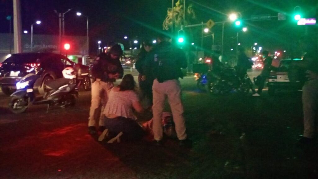 VIDEO: Taxi arrolla a dama de la tercera edad sobre la Avenida Universidad en Coatzacoalcos VIDEO: Taxi arrolla a dama de la tercera edad sobre la Avenida Universidad en Coatzacoalcos