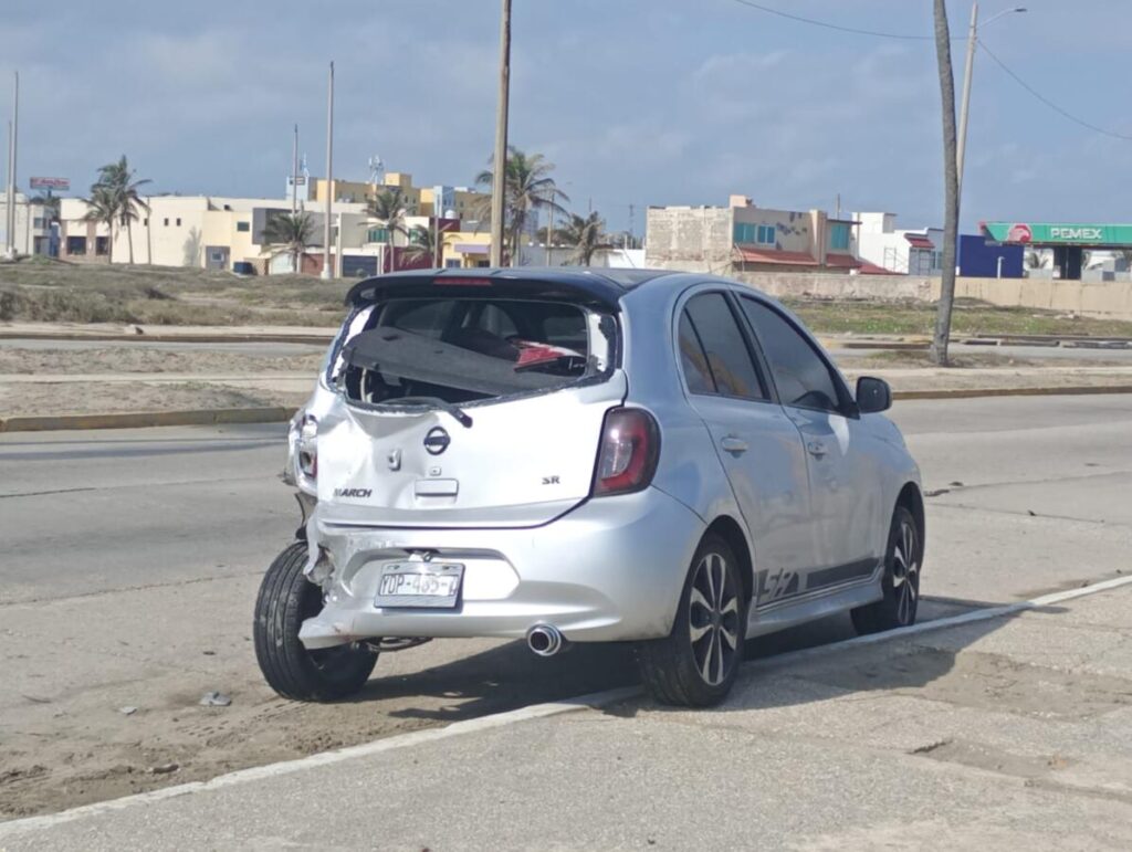 Fantasma impactó a vehículo estacionado en el Malecón de Coatzacoalcos Fantasma impactó a vehículo estacionado en el Malecón de Coatzacoalcos