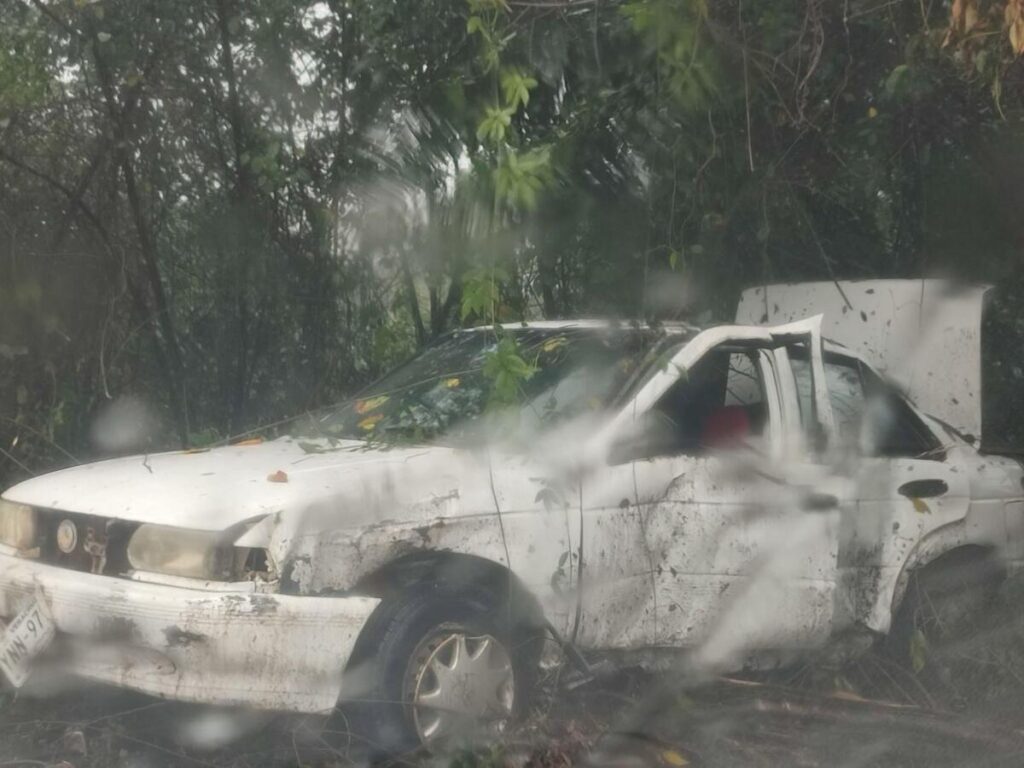 Abandonan automóvil tras accidente en la carretera Federal 185, Jáltipan – Acayucan. Abandonan automóvil tras accidente en la carretera Federal 185, Jáltipan – Acayucan.