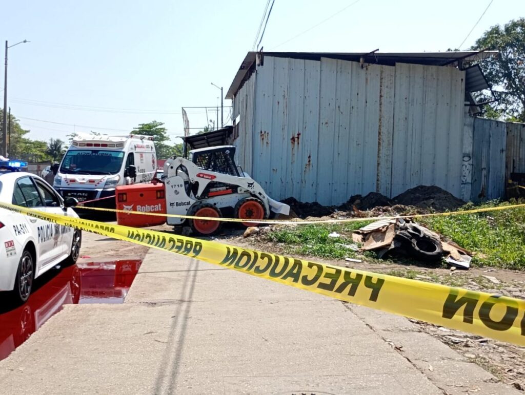 Pierde la vida trabajador al ser prensado, cuando realizaba maniobras en Coatzacoalcos.