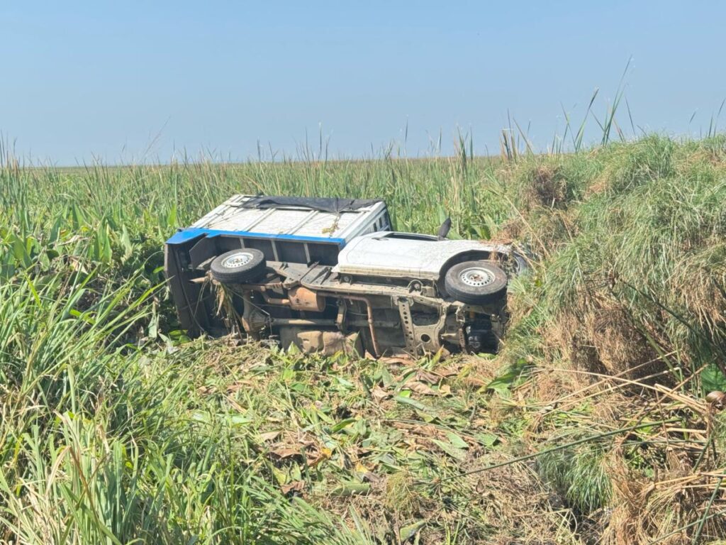 Volcadura de camioneta en la carretera “Las Matas”; dejó dos personas lesionadas.