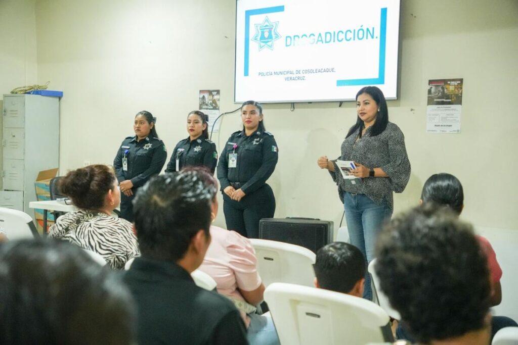 Por una juventud libre de adicciones, el H. Ayuntamiento de Cosoleacaque lleva pláticas a las escuelas.