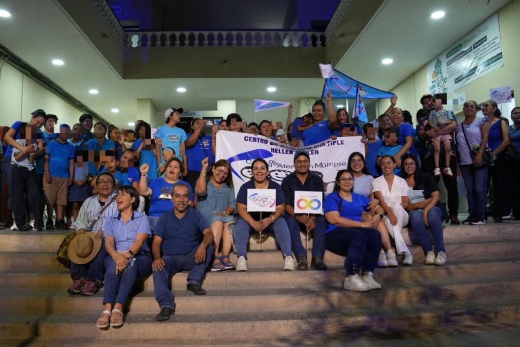 Cosoleacaque se pinta de azul, dentro de las actividades de concientización sobre el autismo.