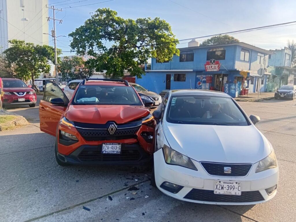 Choque deja cuantiosos daños materiales en Coatzacoalcos. Choque deja cuantiosos daños materiales en Coatzacoalcos.
